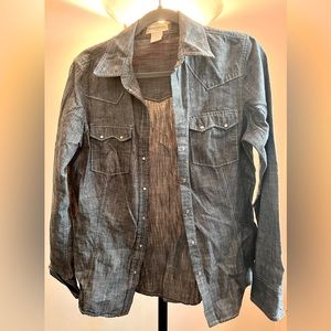 Banana Republic Jean top with cute accent buttons. Barely worn in a size Medium.